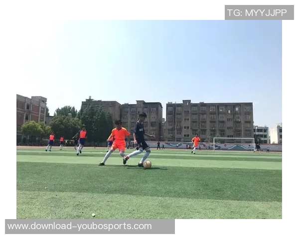 追逐梦想的背影足球球员在绿茵场上的孤独与坚持